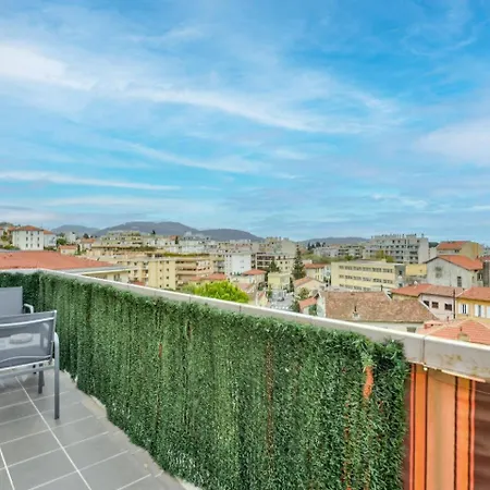 Amazing 1br Flat With Balcony And View In De アパート