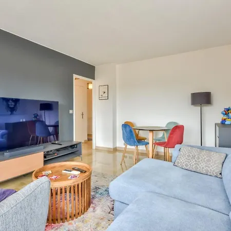Amazing 1br Flat With Balcony And View In De アパート