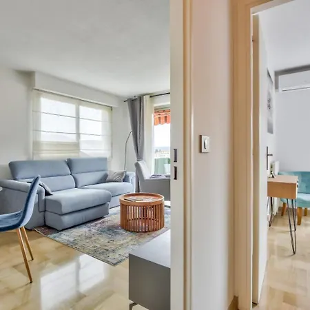 Amazing 1br Flat With Balcony And View In De アパート *